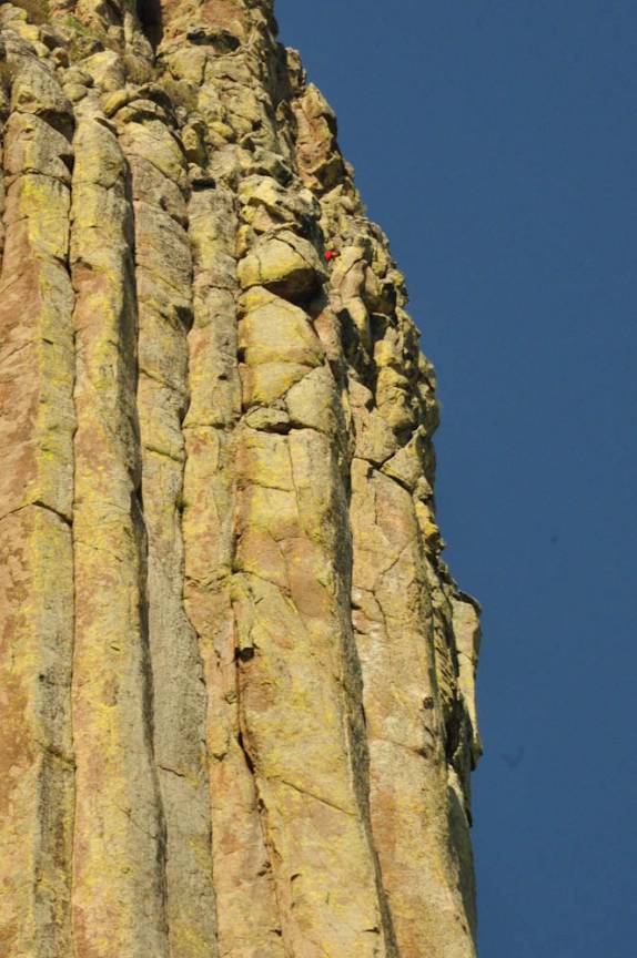 Alpinistas escalam a Devil's Tower, em Wyoming, nos Estados Unidos